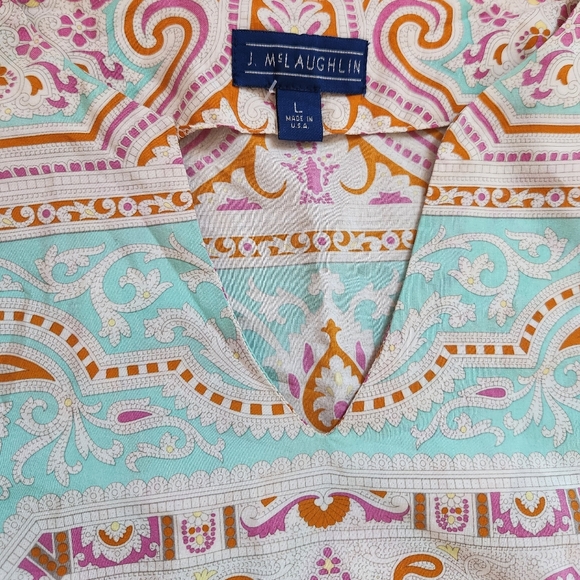 J. McLaughlin Geometric Large Long Sleeves V-Neck - Picture 8 of 8